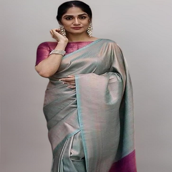 కాంచీపురం సిల్క్ చీర మరియు విస్తృతమైన డిజైన్ యొక్క చిత్రం