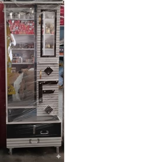 డ్రెస్సింగ్ యూనిట్ మరియు షోకేస్ తో స్టీల్ అల్మిరా (లేదా మెటల్ అల్మిరా) నలుపు/ముదురు బూడిద రంగు బేస్ మరియు నలుపు యాసలతో లేత బూడిద/తెలుపు. యొక్క చిత్రం