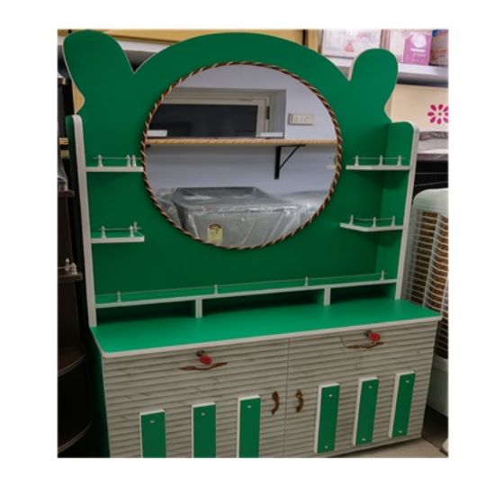 3 అడుగుల ఆధునిక గ్రీన్ మరియు వైట్ డ్రెస్సింగ్ టేబుల్, దీనికి అలంకరించిన ఓవల్ అద్దం ఉంది, రెండు వైపులా పలు అంచెలలో అమర్చిన షెల్ఫ్‌లు, మరియు అడుగు భాగంలో రెండు డ్రాలు, అలాగే రెండు క్యాబినెట్ తలుపులు ఉన్నాయి. యొక్క చిత్రం