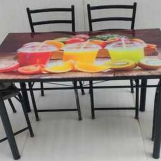 ఆధునిక 4 సీటర్ డైనింగ్ టేబుల్ సెట్ – బ్లాక్ మెటల్ ఫ్రేమ్, రంగుల ఫ్రూట్ జ్యూస్ డిజైన్ గ్లాస్ టాప్, కుషన్ సీటు కలిగిన కుర్చీలతో యొక్క చిత్రం
