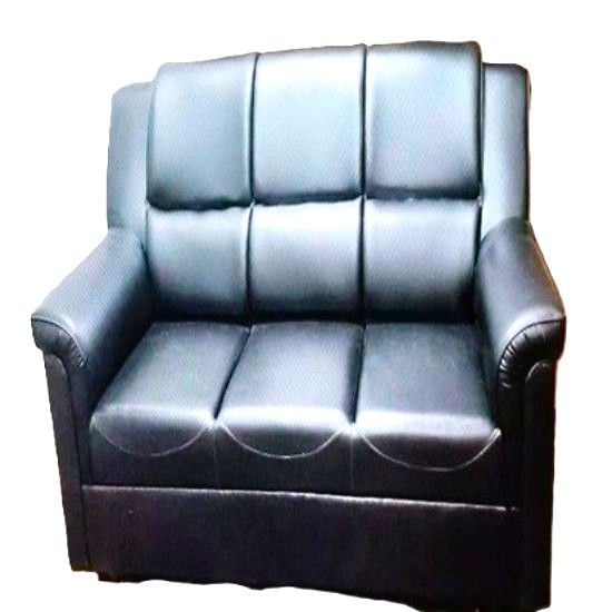 నలుపు రంగులో ఉన్న మూడు సీట్ల లెదర్ సోఫా సెట్. యొక్క చిత్రం