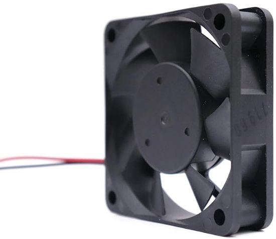 అధిక-పనితీరు గల CPU లేదా క్యాబినెట్ కూలింగ్ ఫ్యాన్ - సమర్థవంతమైన వేడిని తొలగించడం మరియు నమ్మదగిన వాయు ప్రవాహ వ్యవస్థ యొక్క చిత్రం